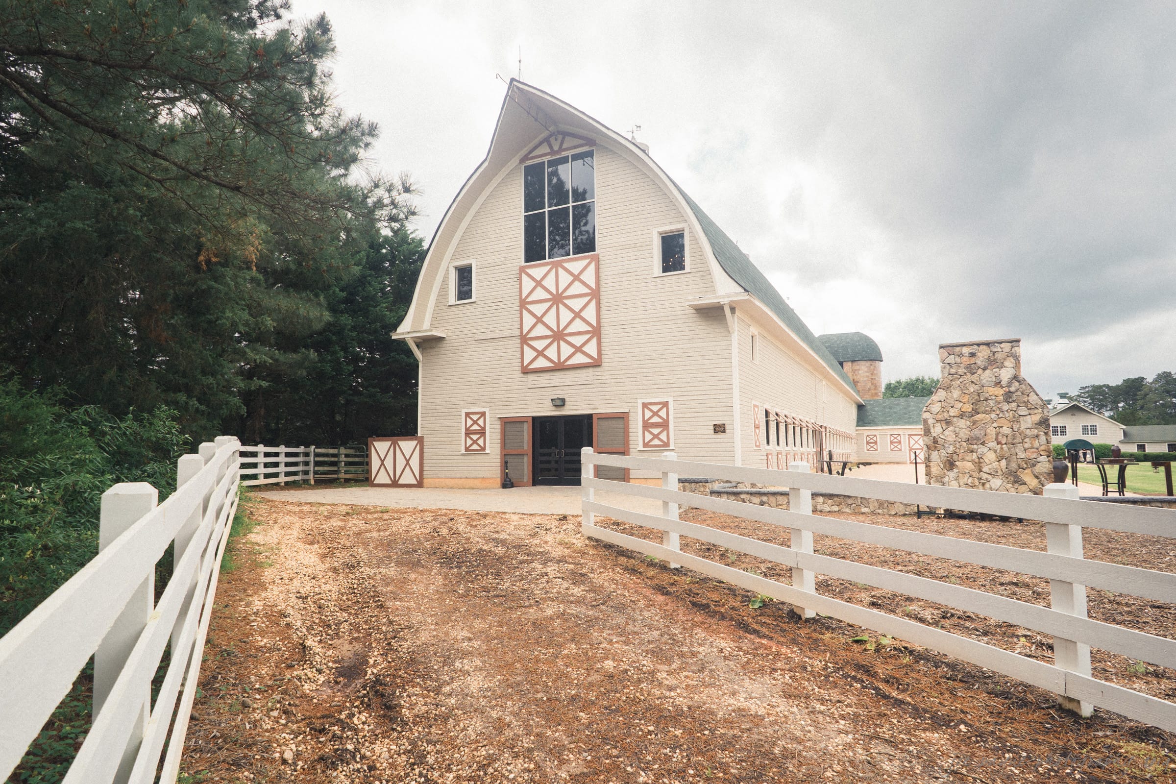historic wakefield barn wedding - hannah & wayne